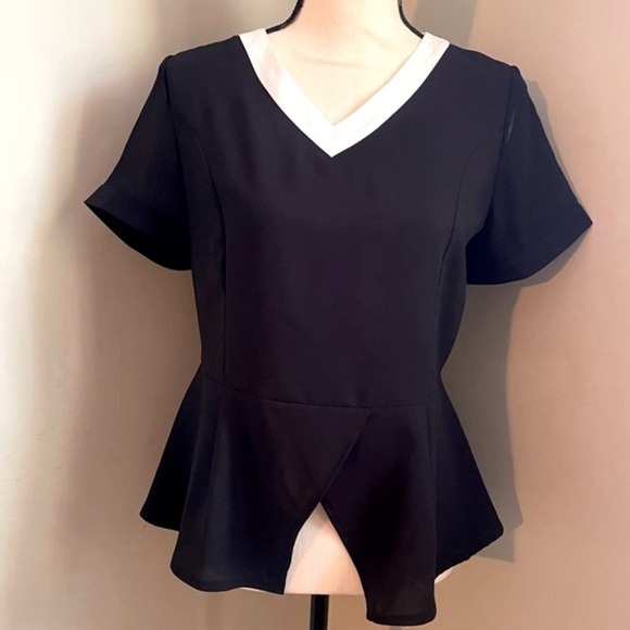 New Leaf | Black and White V-neck Blouse | Medium - Picture 1 of 9